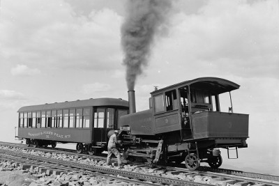 Detroit_Publishing_-_Summit_cog_wheel_train_Manitou_and_Pikes_Peak_Railway_Colo.-scaled-e1624558740648.jpg