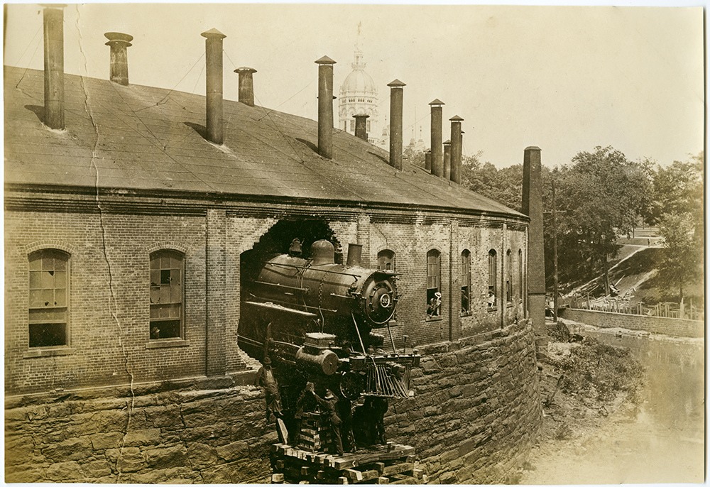 NYNH&H_roundhouse_oops.jpg