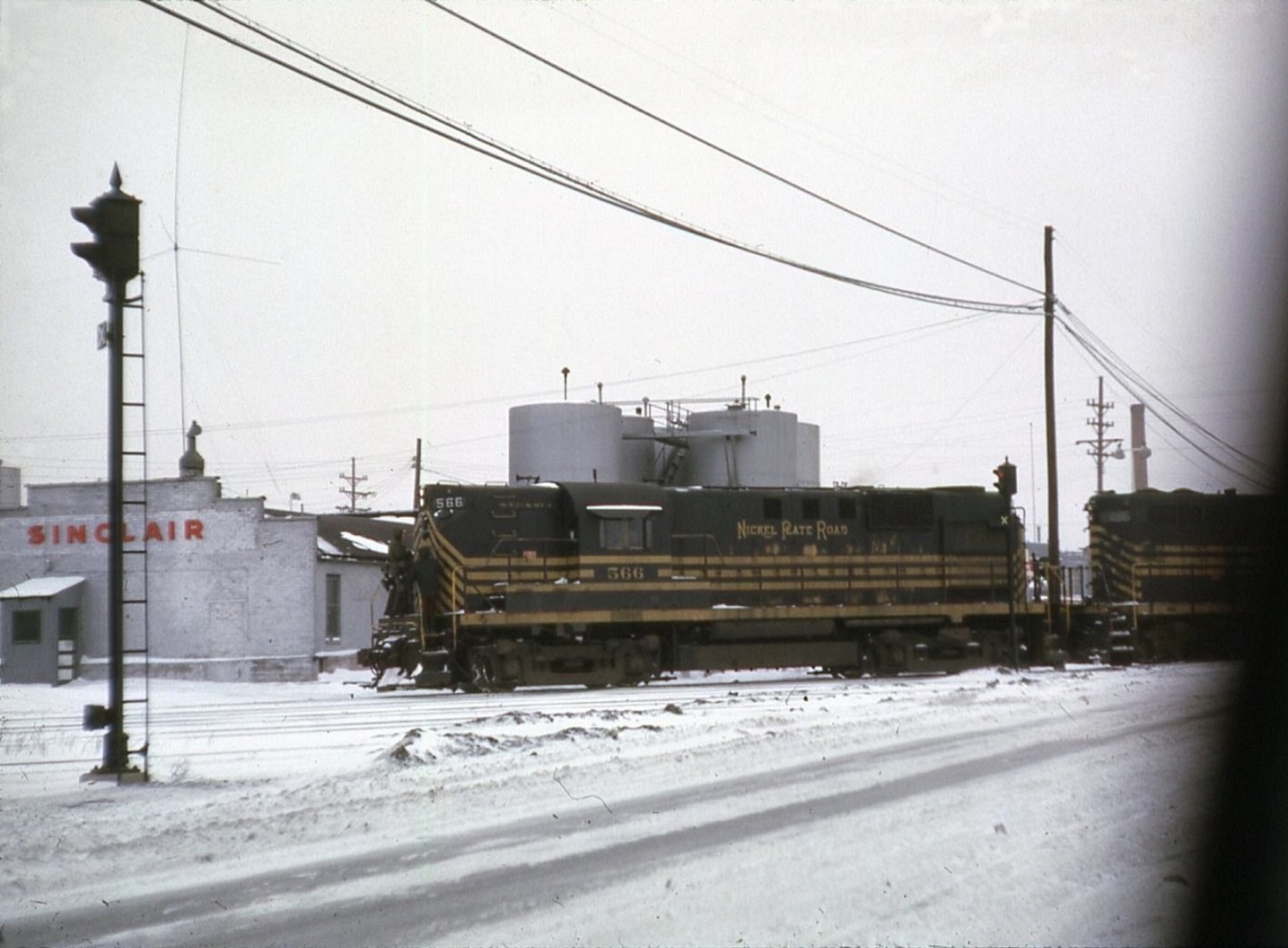 nkp 566 and red-yellow signals.jpg