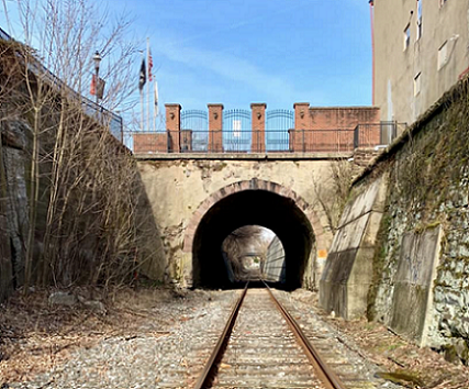 Farnsworth Ave stone arch bridge and tunnel in New Jersey.png