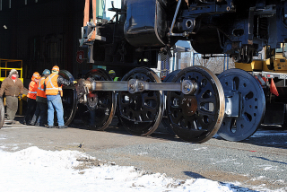 D33997PS  Drivers rolling under cylinders of 261 at MSP Jct, MN, shop  12-9-11.jpg