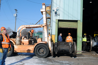 D33993PS  Tim O'Neil on forklift with lead truck MSP Jct, MN  12-9-11.jpg