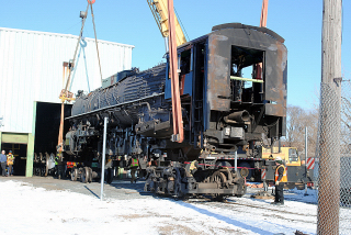 D33989PS  Lifting 261 to remove lead truck MSP Jct, MN  12-9-11.jpg